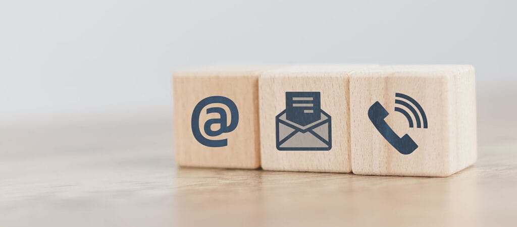 3 dès en bois avec des pictogrammes email, téléphone et adresse - Contactez-moi !